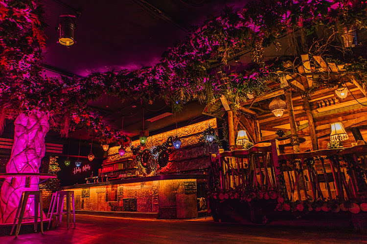 Holy Moly - Comedy Club, Theater Trip & Magische Event Locatie